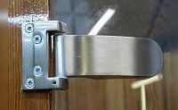 Душевая кабина из дерева со стеклянными дверцами