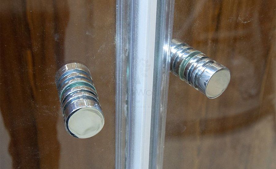 Душевая кабина из дерева со стеклянными дверцами